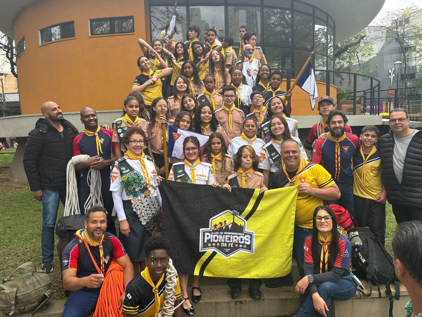 Desbravadores do Clube Pioneiros da Fé, uniformizados, caminhando juntos durante uma atividade