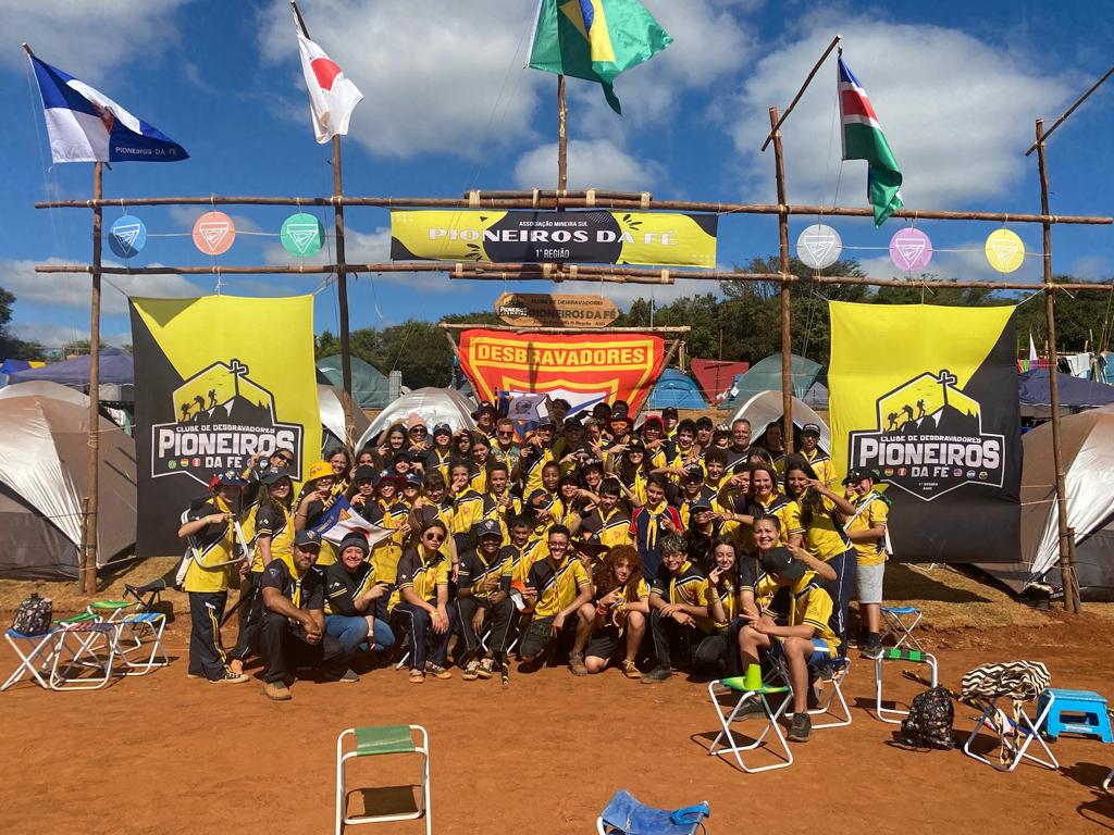 Desbravadores do Clube Pioneiros da Fé em atividade ao ar livre