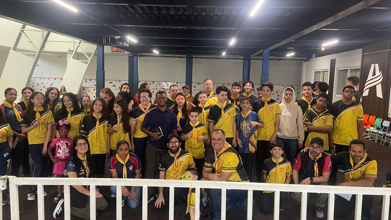 Desbravadores e voluntários do Clube Pioneiros da Fé reunidos